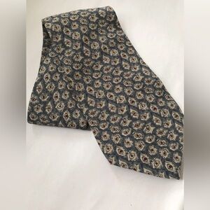 George Machado Zylos 
Designer Tie 
100% Italian Silk 
Grey Burgundy 
55" x 4"